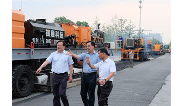 "Highway Doctors Demonstrate Their Power Again"  ---- City leaders visited the construction site of Xixing Road